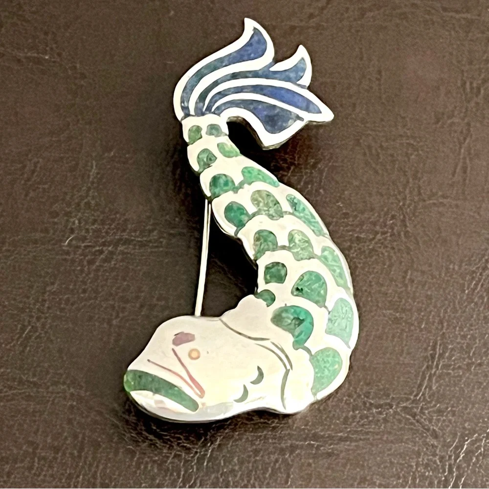 🟩SALE🟩 Vintage Signed Los Castillo sterling  crushed stone inlay fish pendant - Picture 4 of 10